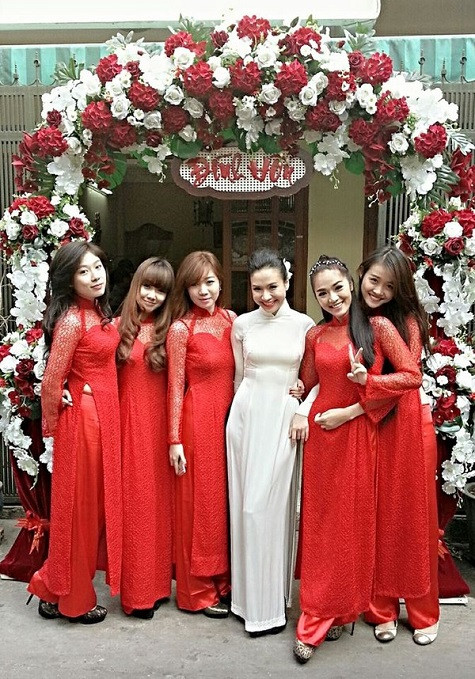 Quỳnh Trâm và bạn bè chụp ảnh kỉ niệm trong khi đợi chú rể Baggio sang nhà