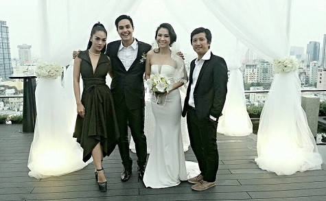 Họ chụp ảnh cùng một số bạn bè thân thiết.