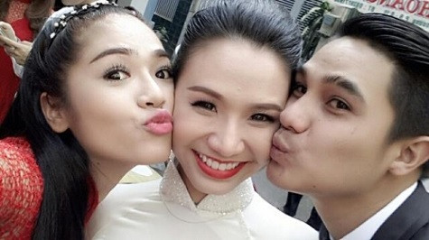 Sau khi lễ đính hôn kết thúc, cô dâu - chú rể chụp ảnh cùng một số bạn bè.