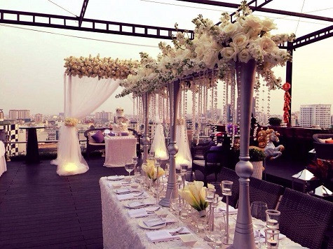 Dải hoa trắng kèm dây pha lê trắng vài bàn ghế được trang trí, khăn trải màu cùng tông trông rất bắt mắt