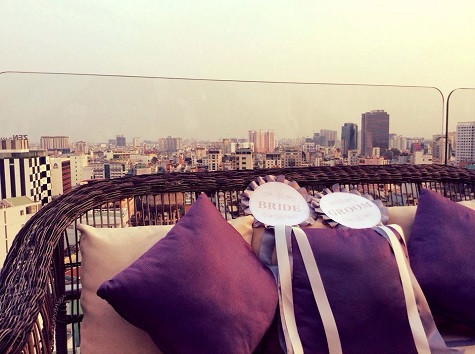 Sau đó, cặp đôi cùng bạn bè và người thân đến tại một quán bar khá lớn ở TP.HCM nơi rổ chức tiệc cưới của hai người