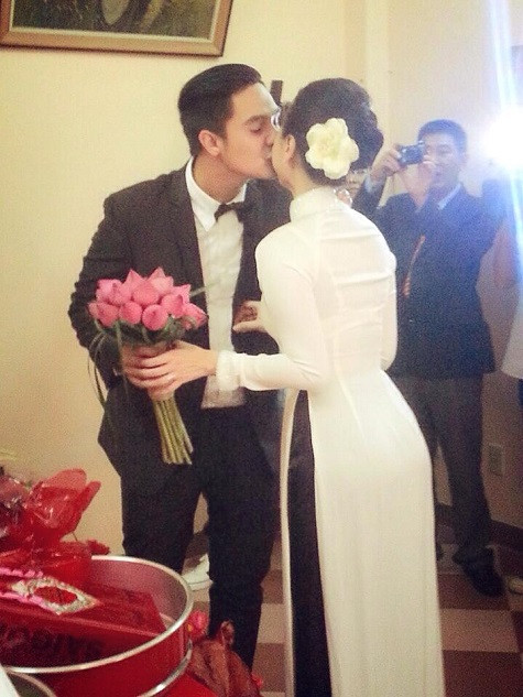 Cặp đôi không ngại thể hiện tình cảm khi có mặt của cả hai gia đình nhà trai và nhà gái