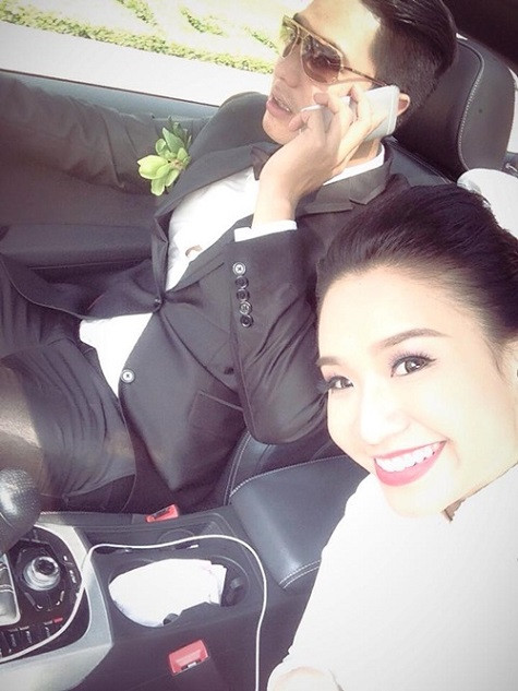 Trong khi lễ đính hôn đang diễn ra, Quỳnh Trâm không quên cập nhật tình hình trên trang cá nhân kèm theo chú thích hài hước: &quot;Bây giờ không có Facebook chồng, biết tag thế nào?&quot;.