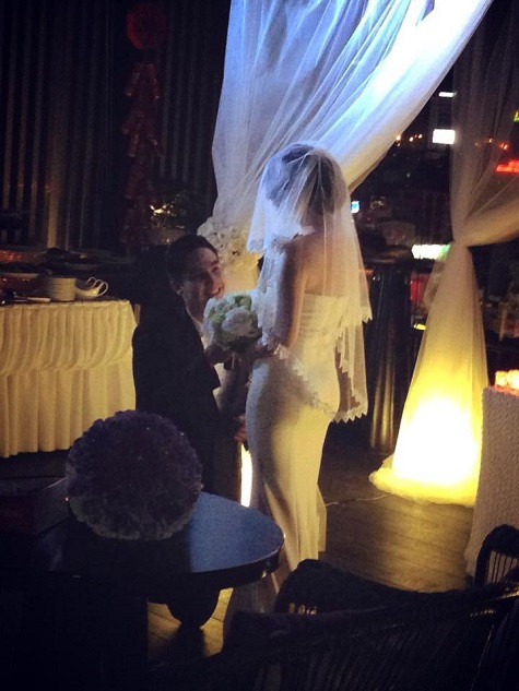 Baggio quỳ gối cầu hôn và trao nhẫn cưới cho Quỳnh Trâm