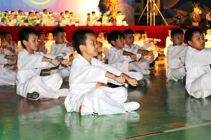 Đồng diễn võ thuật của nam học sinh khối lớp 1. Ảnh: Đỗ Thơm Đồng diễn võ thuật của nam học sinh khối lớp 1. Ảnh: Đỗ Thơm