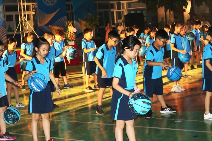 Đồng diễn bóng rổ trên nền ca khúc sôi động LaLaLa. Ảnh: Đỗ Thơm Đồng diễn bóng rổ trên nền ca khúc sôi động LaLaLa. Ảnh: Đỗ Thơm