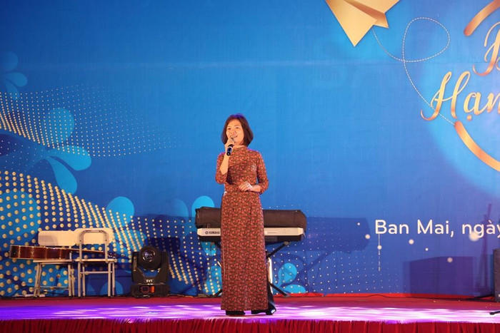 Cô Mai Thị Lan Anh phát biểu ngắn gọn khai mạc đêm Gala. Ảnh: Nhà trường cung cấp Cô Mai Thị Lan Anh phát biểu ngắn gọn khai mạc đêm Gala. Ảnh: Nhà trường cung cấp