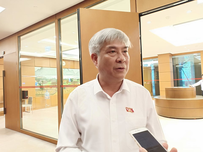 Ông Nguyễn Đắc Quỳnh - Phó Bí thư thường trực Tỉnh ủy Sơn La - Trưởng Đoàn đại biểu Quốc hội tỉnh Sơn La trao đổi với báo chí bên hành lang Quốc hội. Ảnh: Bích Hoàng. Ông Nguyễn Đắc Quỳnh - Phó Bí thư thường trực Tỉnh ủy Sơn La - Trưởng Đoàn đại biểu Quốc hội tỉnh Sơn La trao đổi với báo chí bên hành lang Quốc hội. Ảnh: Bích Hoàng.