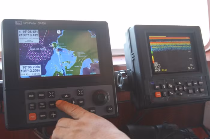 Tàu còn được trang bị máy dò ngang tầm quét 3.000m, góc quét 45 độ, dùng để hỗ trợ phát hiện đàn cá, tăng hiệu quả đánh bắt.