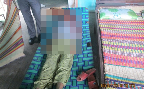 Thi thể bà Thi sau khi bị chính con trai mình đánh chết thảm thương. Thi thể bà Thi sau khi bị chính con trai mình đánh chết thảm thương.