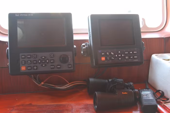 Các thiết bị GPS, bộ đàm, ống nhòm...trên tàu.