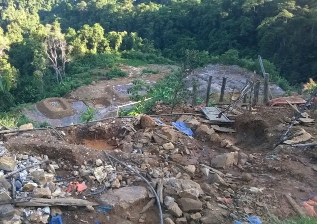 Tan nát Khe Đương vì vàng. Tan nát Khe Đương vì vàng.