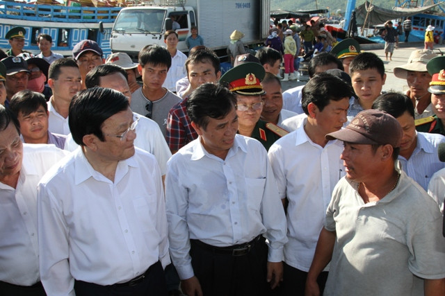 Chủ tịch nước Trương Tấn Sang xuống tận cảng cá Thọ Quang, quận Sơn Trà, Đà Nẵng thăm hỏi, động viên bà con ngư dân yên tâm bám biển. Ảnh H.Q Chủ tịch nước Trương Tấn Sang xuống tận cảng cá Thọ Quang, quận Sơn Trà, Đà Nẵng thăm hỏi, động viên bà con ngư dân yên tâm bám biển. Ảnh H.Q