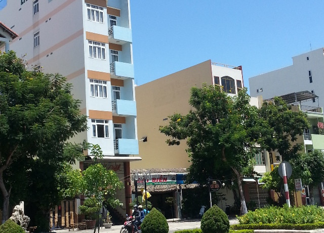 Khách sạn nơi nghi ông H. dùng súng bắn vào đầu mình tự sát. Ảnh H.Q Khách sạn nơi nghi ông H. dùng súng bắn vào đầu mình tự sát. Ảnh H.Q