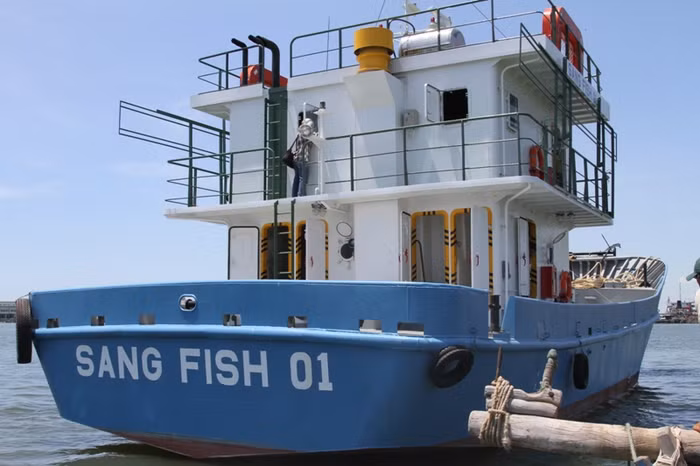 Tàu thiết kế cho 18 thuyền viên, nhiên liệu dự trữ đảm bảo cho tàu hoạt động liên tục 2.000 hải lý. Lương thực, thực phẩm, nước ngọt dự trữ trên tàu có thể đảm bảo cho kíp thủy thủ đoàn sử dụng trong 30 ngày đêm.