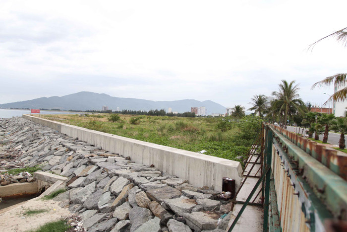 ...còn bên trong để lại hình ảnh rất xấu, cỏ mọc um tùm che khuất cả một góc nhìn ra vịnh Đà Nẵng. Đến nay, việc san lấp mặt bằng cơ bản đã hoàn thành, nhưng khu đô thị mới với bao ước mơ vẫn còn "nằm trên giấy". ...còn bên trong để lại hình ảnh rất xấu, cỏ mọc um tùm che khuất cả một góc nhìn ra vịnh Đà Nẵng. Đến nay, việc san lấp mặt bằng cơ bản đã hoàn thành, nhưng khu đô thị mới với bao ước mơ vẫn còn "nằm trên giấy".