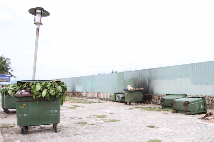 ...trở thành điểm tập kết rác... ...trở thành điểm tập kết rác...