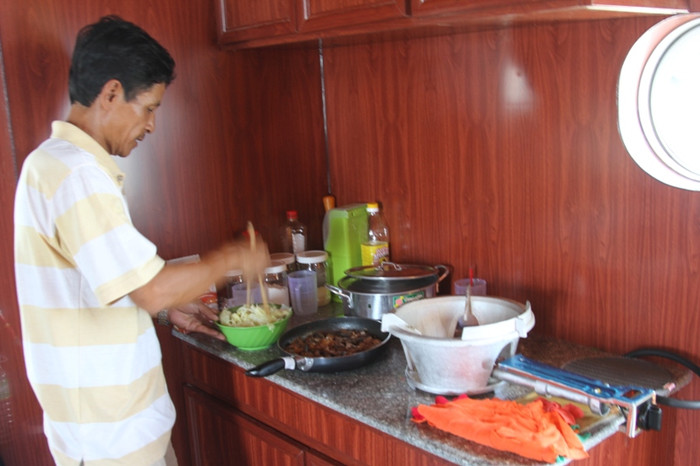 Khu vực bếp được thiết kế gọn gàng và ngăn nắp bên trong tàu.