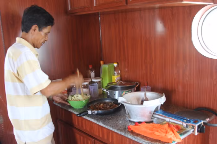 Khu vực bếp được thiết kế gọn gàng và ngăn nắp bên trong tàu.