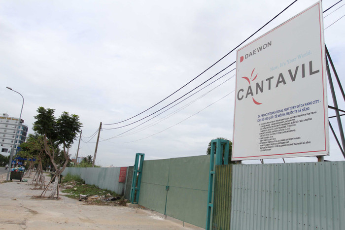 Còn bên ngoài thì rào chắn bằng tôn bao quanh... Còn bên ngoài thì rào chắn bằng tôn bao quanh...