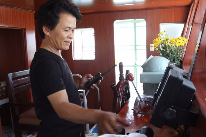 Thuyền trưởng Bé cho biết, đây là lần đầu tiên anh "cầm lái" một con tàu cá vững vàng và hiện đại như thế này.