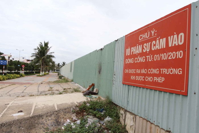 Tấm biển đóng cổng từ 1/10/2010 và cái cổng này đóng miết từ thời gian đó tới nay... Tấm biển đóng cổng từ 1/10/2010 và cái cổng này đóng miết từ thời gian đó tới nay...