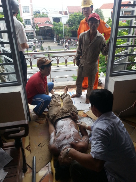 Nạn nhân bị điện giật cháy sém, rất may thoát chết trong gang tấc. Ảnh H.Q Nạn nhân bị điện giật cháy sém, rất may thoát chết trong gang tấc. Ảnh H.Q