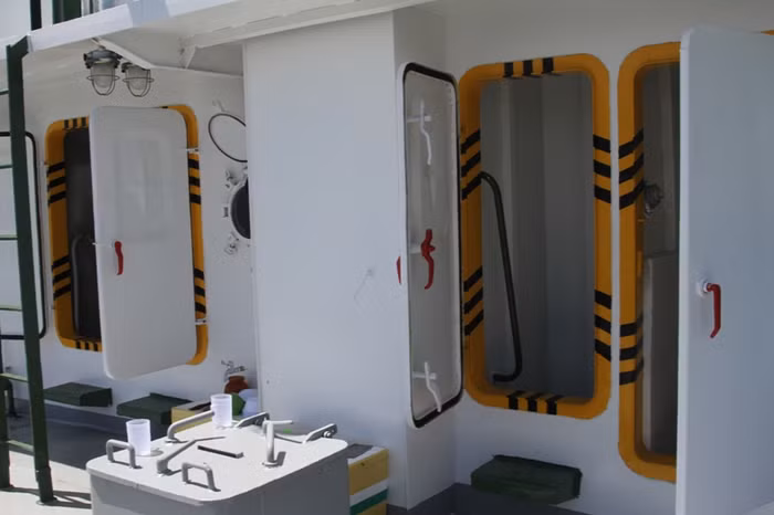 Các cửa đi ra phía sau tàu.