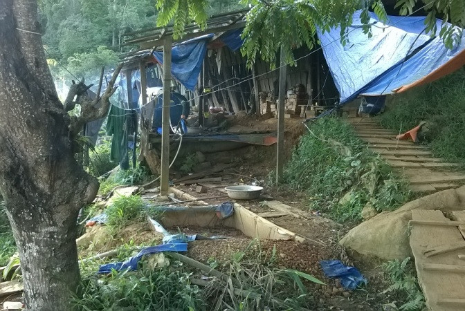 Nghe tin đồn có người trúng 16kg vàng, nhiều người đổ xô lên Khe Đương lập lán trại mong tìm vận may. Nghe tin đồn có người trúng 16kg vàng, nhiều người đổ xô lên Khe Đương lập lán trại mong tìm vận may.