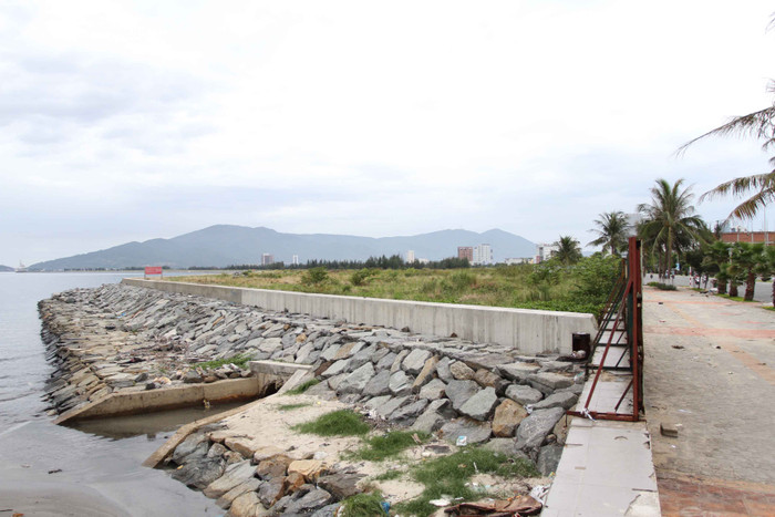 Theo quan sát, dự án mới chỉ xây được bờ kè bao quanh... Theo quan sát, dự án mới chỉ xây được bờ kè bao quanh...