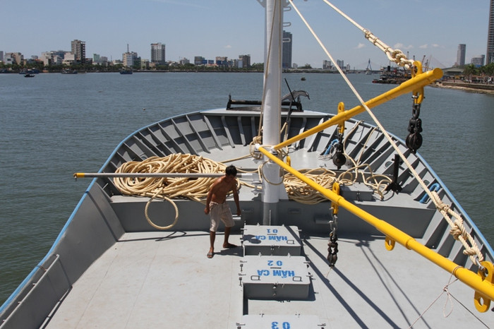 Tàu có chiều dài tàu 25,21m, chiều rộng lớn nhất 7,8m, chiều cao mạn 3,6m, lượng chiếm nước gần 200 tấn.