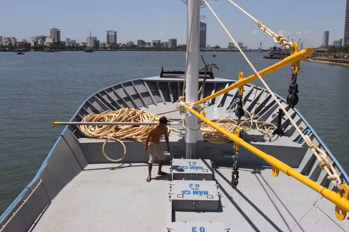 Tàu có chiều dài tàu 25,21m, chiều rộng lớn nhất 7,8m, chiều cao mạn 3,6m, lượng chiếm nước gần 200 tấn.