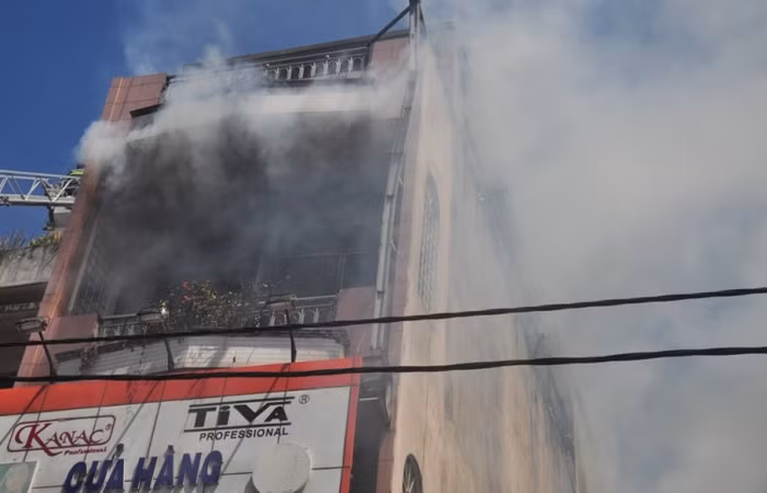 Khói bốc lên mù mịt tại cửa hàng mỹ phẩm giữa trung tâm TP Đà Nẵng. Khói bốc lên mù mịt tại cửa hàng mỹ phẩm giữa trung tâm TP Đà Nẵng.