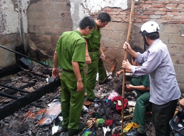 Cơ quan chức năng đang điều tra nguyên nhân vụ cháy. Ảnh H.Q Cơ quan chức năng đang điều tra nguyên nhân vụ cháy. Ảnh H.Q