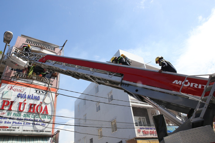 Lực lượng PCCC phải dùng xe thang để tiếp cận đám cháy xuất phát từ tầng 3 ngôi nhà. Lực lượng PCCC phải dùng xe thang để tiếp cận đám cháy xuất phát từ tầng 3 ngôi nhà.