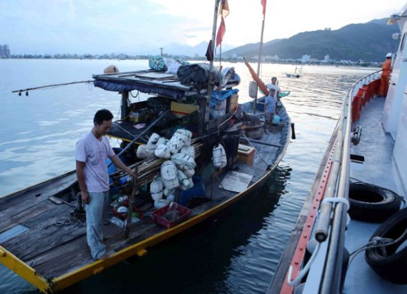 Đưa tàu cá và 7 ngư dân bị nạn trên biển vào bờ an toàn vào chập tối ngày 22/7. Ảnh H.Q Đưa tàu cá và 7 ngư dân bị nạn trên biển vào bờ an toàn vào chập tối ngày 22/7. Ảnh H.Q