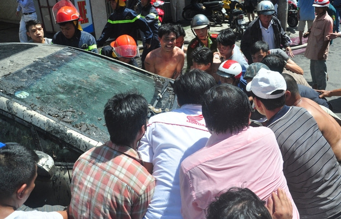 Nhiều người dân cùng với lực lượng chức năng khiêng và đẩy xe ô tô đậu tại bãi ô tô bên cạnh cửa hàng ra ngoài đảm bảo an toàn. Nhiều người dân cùng với lực lượng chức năng khiêng và đẩy xe ô tô đậu tại bãi ô tô bên cạnh cửa hàng ra ngoài đảm bảo an toàn.