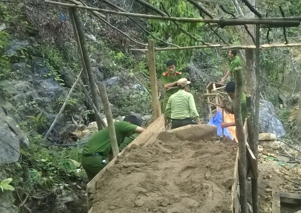 Lực lượng chức năng tổ chức truy quét, đẩy đuổi, phá hủy lán trại, dụng cụ mà dân làm vàng trái phép để lại Khe Đương. Tuy nhiên, khi lực lượng chức năng rút quân thì dân làm vàng lại tiếp tục lén lút khai thác khiến tình hình ngày càng phức tạp. Lực lượng chức năng tổ chức truy quét, đẩy đuổi, phá hủy lán trại, dụng cụ mà dân làm vàng trái phép để lại Khe Đương. Tuy nhiên, khi lực lượng chức năng rút quân thì dân làm vàng lại tiếp tục lén lút khai thác khiến tình hình ngày càng phức tạp.