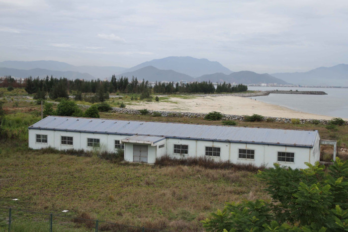 Theo kế hoạch, việc xây dựng hạ tầng sẽ hoàn tất trong 15 tháng, các hạng mục chính sẽ được đưa vào sử dụng từ 24 đến 36 tháng và việc đầu tư xây dựng sẽ lần lượt hoàn tất trong vòng 10 năm kể từ ngày khởi công. Nhưng hiện nay toàn dự án cây cỏ mọc um tùm; quang cảnh đìu hiu... Theo kế hoạch, việc xây dựng hạ tầng sẽ hoàn tất trong 15 tháng, các hạng mục chính sẽ được đưa vào sử dụng từ 24 đến 36 tháng và việc đầu tư xây dựng sẽ lần lượt hoàn tất trong vòng 10 năm kể từ ngày khởi công. Nhưng hiện nay toàn dự án cây cỏ mọc um tùm; quang cảnh đìu hiu...