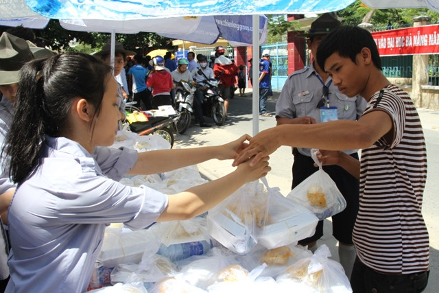 Thí sinh sau khi thi được Phân ban Gia đình Phật tử Đà Nẵng phát cơm hộp miễn phí. Ảnh H.Q Thí sinh sau khi thi được Phân ban Gia đình Phật tử Đà Nẵng phát cơm hộp miễn phí. Ảnh H.Q