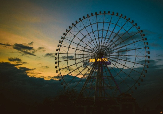 Từ "Vòng quay mặt trời" có thể thu vào tầm mắt một Đà Nẵng lung linh về đêm hay huyền ảo dưới ánh hoàng hôn.