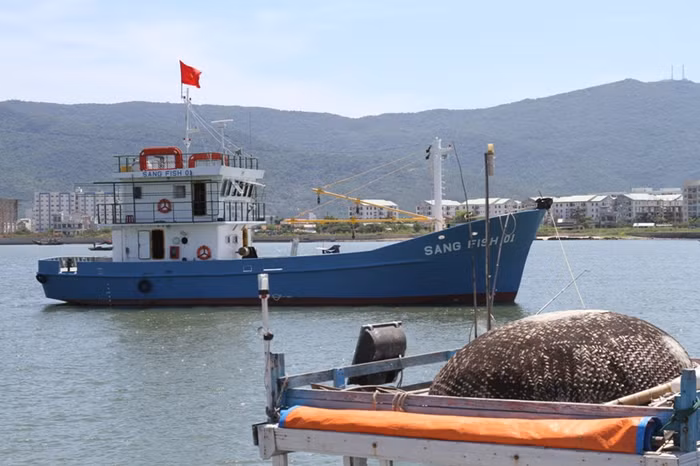 Hiện tàu Sang Fish 01 đang neo đậu trên sông Hàn (Đà Nẵng). Dự kiến ngày 14/7 tàu sẽ vươn khơi, thẳng tiến ngư trường truyền thống Hoàng Sa đánh bắt hải sản, góp phần bảo vệ chủ quyền.
