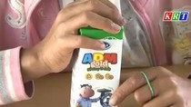 Sản phẩm Sữa học đường mà trẻ em Kon Tum sử dụng không phải sữa tươi theo Quyết định của Thủ tướng Chính phủ và Bộ Y tế, mà là sữa bột pha lại dưới tên gọi "sữa dinh dưỡng tiệt trùng" của Vinamilk, ảnh chụp màn hình phóng sự của Đài truyền hình Kon Tum. Sản phẩm Sữa học đường mà trẻ em Kon Tum sử dụng không phải sữa tươi theo Quyết định của Thủ tướng Chính phủ và Bộ Y tế, mà là sữa bột pha lại dưới tên gọi "sữa dinh dưỡng tiệt trùng" của Vinamilk, ảnh chụp màn hình phóng sự của Đài truyền hình Kon Tum.