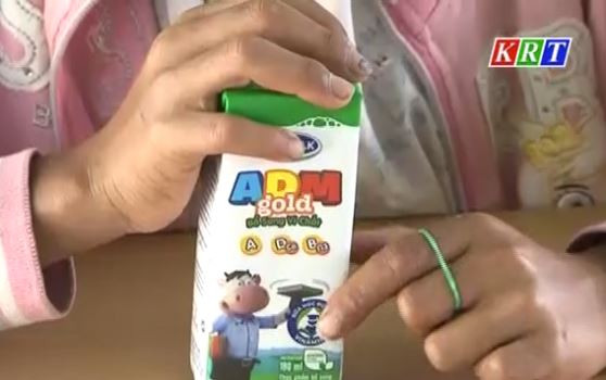 Trẻ em Kon Tum, Khánh Hòa, Bà Rịa - Vũng Tàu, Hà Nam phải sử dụng sữa bột pha lại của Vinamilk khi tham gia Sữa học đường thay vì sữa tươi như Quyết định của Thủ tướng, ảnh minh họa: Kontumtv.vn. Trẻ em Kon Tum, Khánh Hòa, Bà Rịa - Vũng Tàu, Hà Nam phải sử dụng sữa bột pha lại của Vinamilk khi tham gia Sữa học đường thay vì sữa tươi như Quyết định của Thủ tướng, ảnh minh họa: Kontumtv.vn.