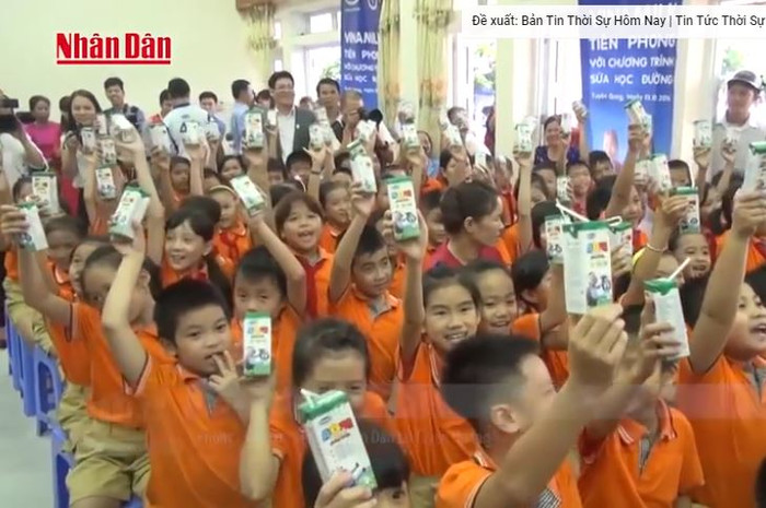 Học sinh Trường Tiểu học Trảng Đà uống sữa bột pha lại trong lễ phát động Chương trình Sữa học đường 2016, ảnh chụp màn hình phóng sự của Truyền hình Nhân dân. Học sinh Trường Tiểu học Trảng Đà uống sữa bột pha lại trong lễ phát động Chương trình Sữa học đường 2016, ảnh chụp màn hình phóng sự của Truyền hình Nhân dân.