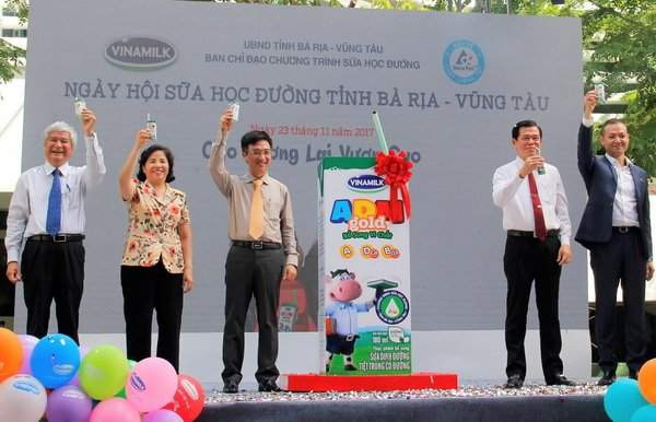 Bà Rịa - Vũng Tàu đã chi hàng trăm tỉ đồng từ ngân sách nhà nước và đóng góp của cha mẹ học sinh mua sữa bột pha lại của Vinamilk cho trẻ em, trong khi sữa tươi sản xuất tại chỗ rất khó khăn về đầu ra. Ảnh minh họa: phumy.baria-vungtau.gov.vn. Bà Rịa - Vũng Tàu đã chi hàng trăm tỉ đồng từ ngân sách nhà nước và đóng góp của cha mẹ học sinh mua sữa bột pha lại của Vinamilk cho trẻ em, trong khi sữa tươi sản xuất tại chỗ rất khó khăn về đầu ra. Ảnh minh họa: phumy.baria-vungtau.gov.vn.