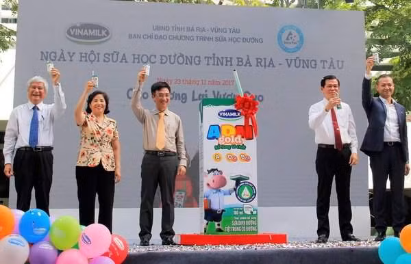 Bà Rịa - Vũng Tàu đã chi hàng trăm tỉ đồng từ ngân sách nhà nước và đóng góp của cha mẹ học sinh mua sữa bột pha lại của Vinamilk cho trẻ em, trong khi sữa tươi sản xuất tại chỗ rất khó khăn về đầu ra. Ảnh minh họa: phumy.baria-vungtau.gov.vn.