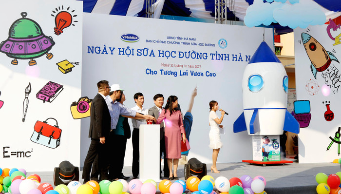 Cũng giống như Bà Rịa - Vũng Tàu, Hà Nam không thiếu sữa tươi, nhưng lại bỏ ngân sách mua sữa bột pha lại của Vinamilk cho Chương trình Sữa học đường. Ảnh minh họa: hanam.gov.vn.