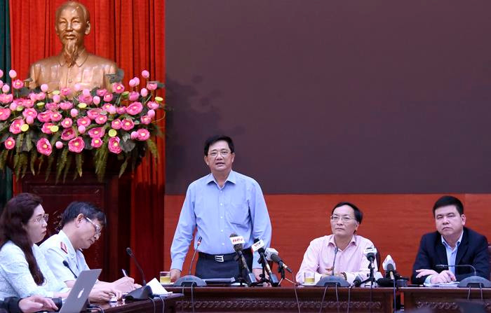 Phó giám đốc Sở Giáo dục và Đào tạo Hà Nội Phạm Xuân Tiến phát biểu về sữa học đường tại cuộc giao ban báo chí Thành ủy Hà Nội ngày 16/4/2019, bên trái ông Tiến là ông Nguyễn Văn Nhiên và bà Trần Khánh Vân. Ảnh: hanoi.gov.vn. Phó giám đốc Sở Giáo dục và Đào tạo Hà Nội Phạm Xuân Tiến phát biểu về sữa học đường tại cuộc giao ban báo chí Thành ủy Hà Nội ngày 16/4/2019, bên trái ông Tiến là ông Nguyễn Văn Nhiên và bà Trần Khánh Vân. Ảnh: hanoi.gov.vn.