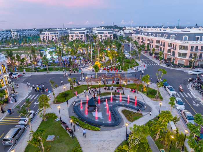 Liên tục tung nhiều ưu đãi hấp dẫn, Vincom Shophouse Royal Park trở thành điểm đến mới của Quảng Trị. 2.jpg